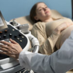 Radiologo realizando ultrasonido a paciente