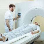 Radiologo realizando tomografia a paciente