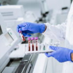 Químico analizando tubos con muestras de sangre