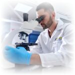 Químico de Laboratorios Belar observando una muestra en el microscopio